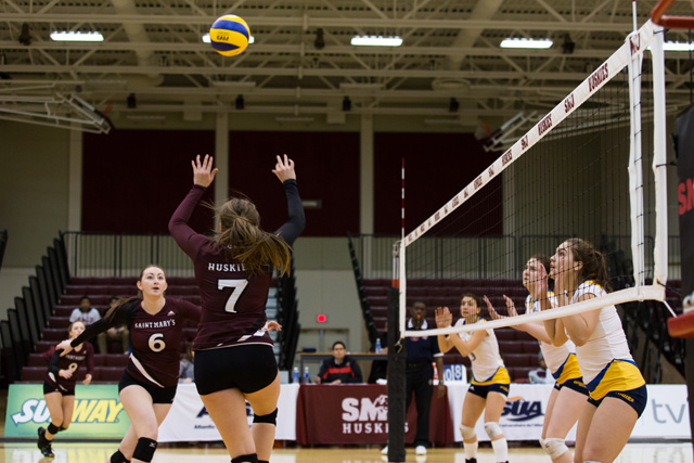 Huskies over UdeM in five sets to capture third place