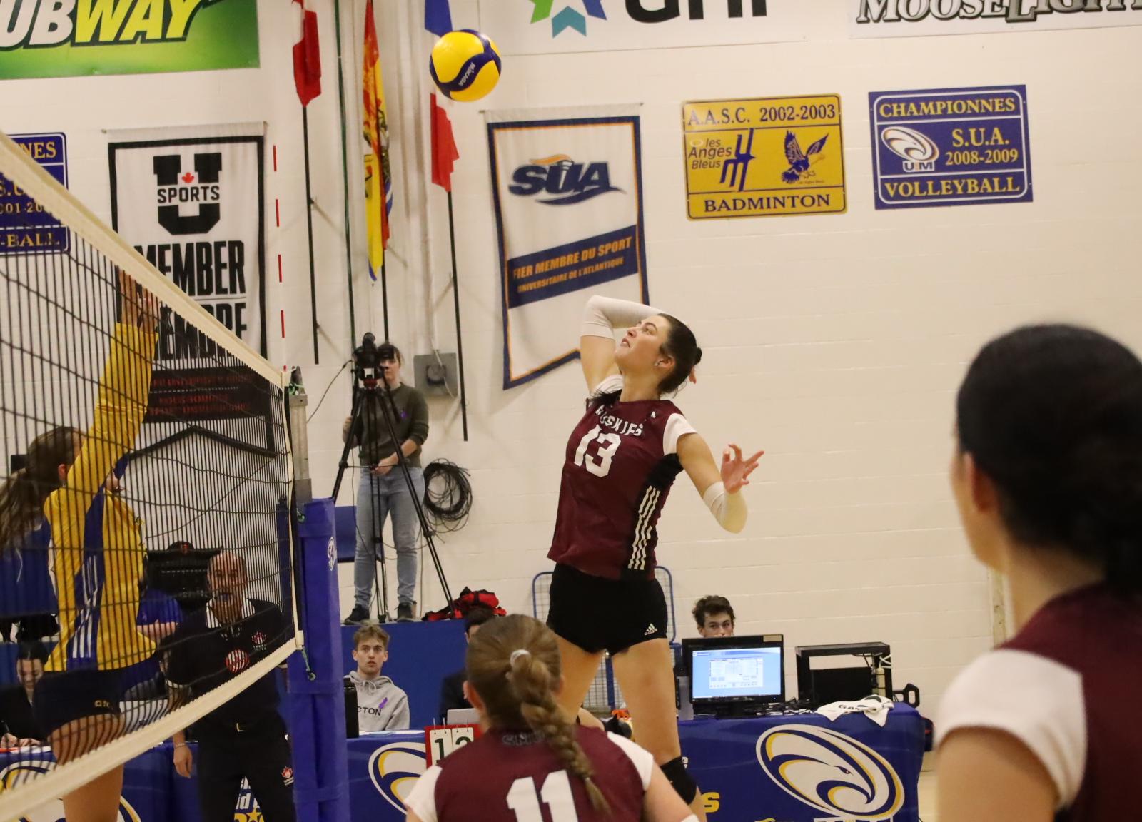 Huskies sweep weekend series against Aigles Bleues with four set victory