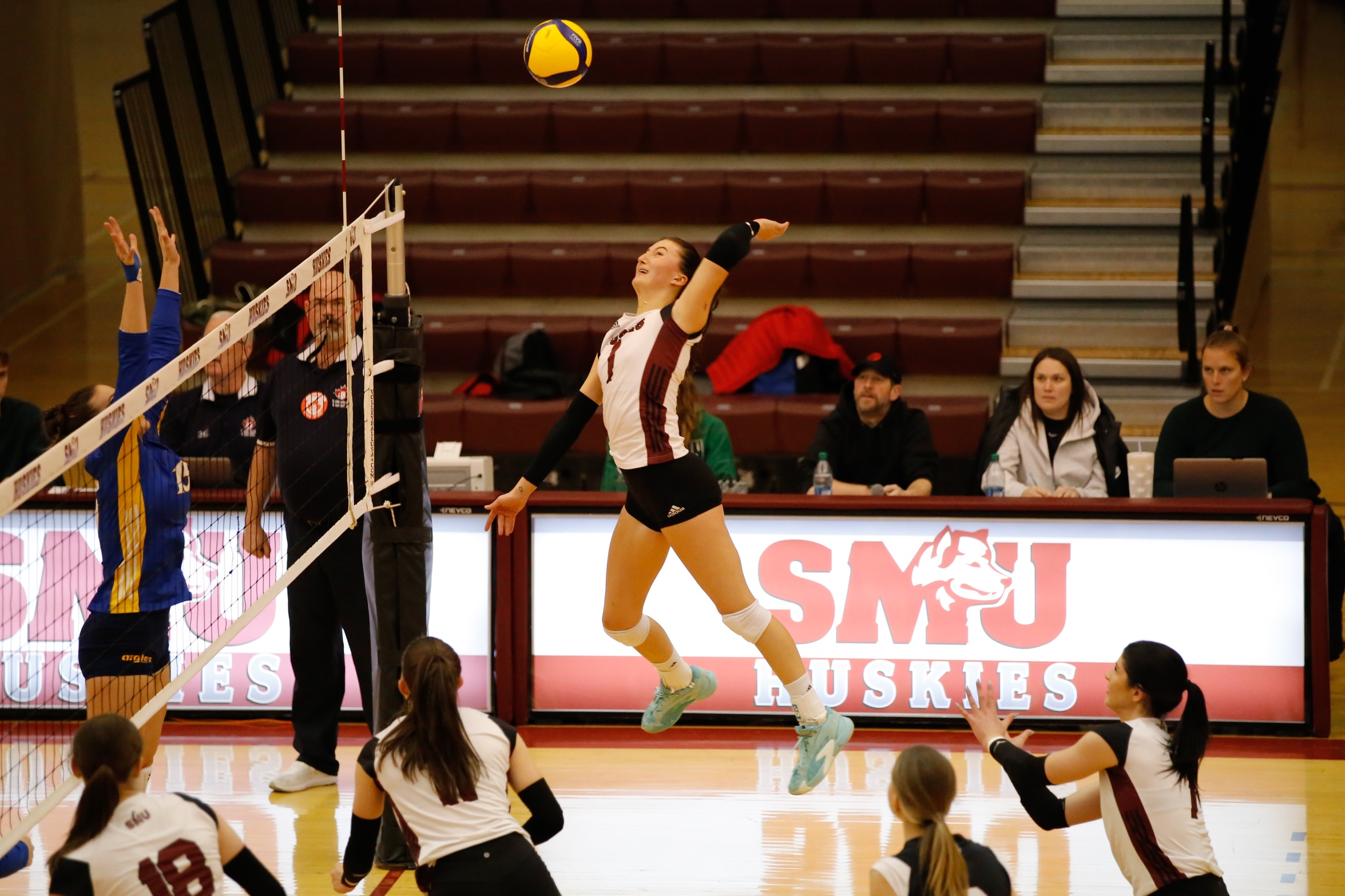 Huskies hitters send Aigles Bleues home in straight sets