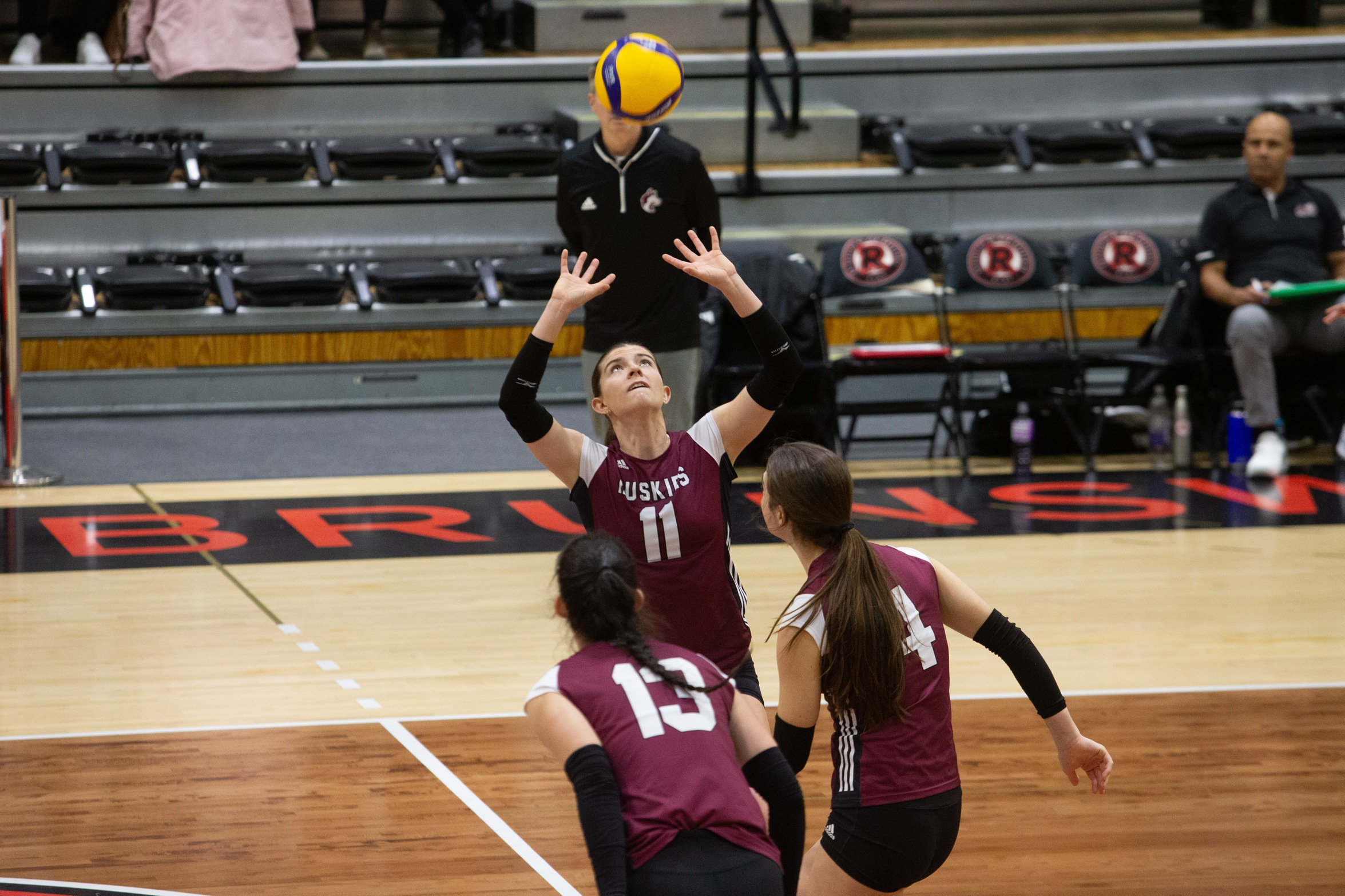 Huskies defeat REDS in five sets for sixth straight win