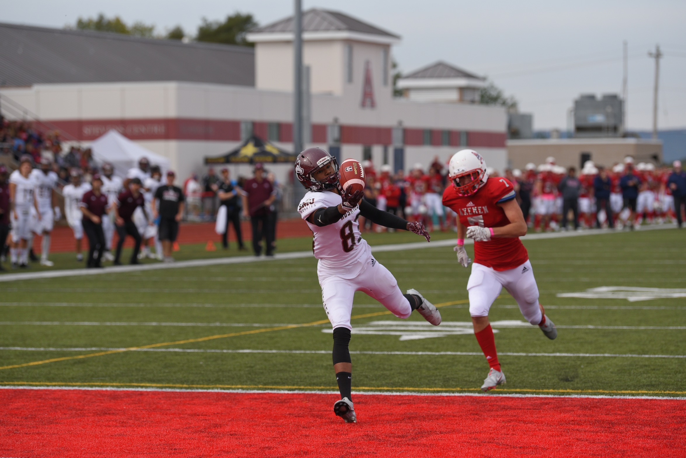 Huskies wide receiver Trydell Mintis (#83) makes a spectacular touchdown catch in the second quarter of the Huskies 25-22 win over the Acadia Axemen on Oct. 1, 2022 (Photo courtesy: Peter Oleskevich / Acadia Athletics)
