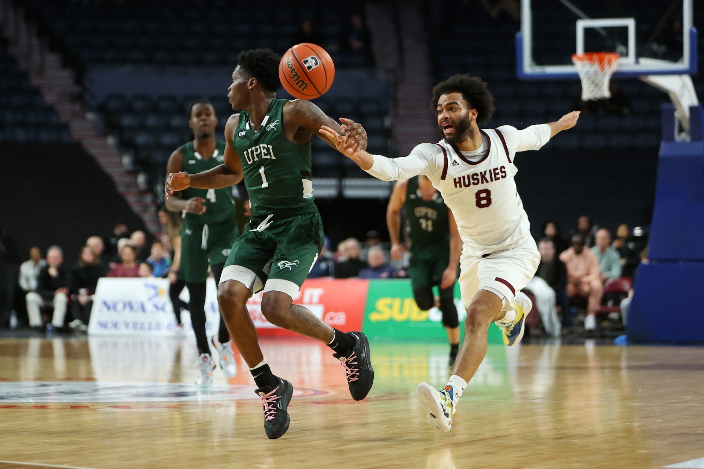 Huskies advance to AUS semifinal with 68-64 win over Panthers