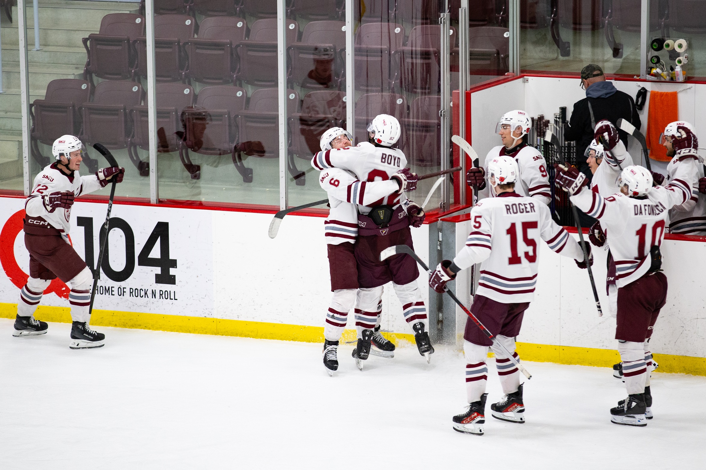 Busby scores OT winner as Huskies defeat Aigles Bleus 3-2