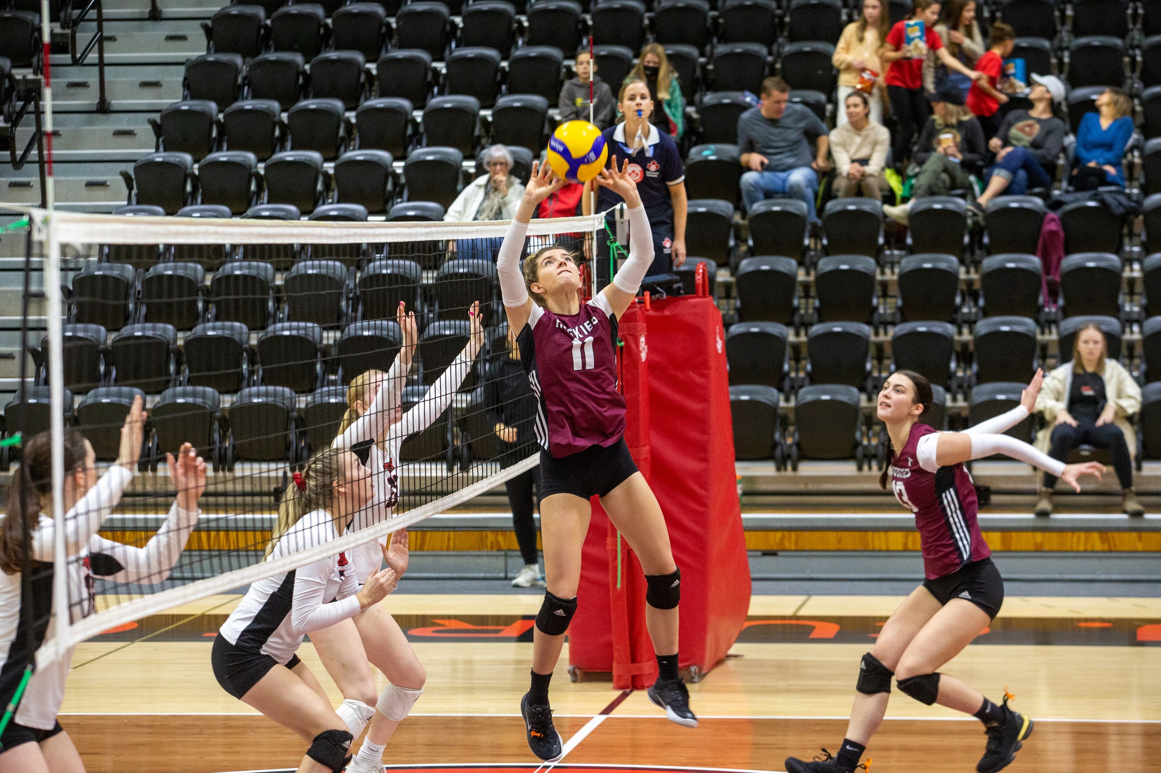 Huskies bounce back with five set win over REDS