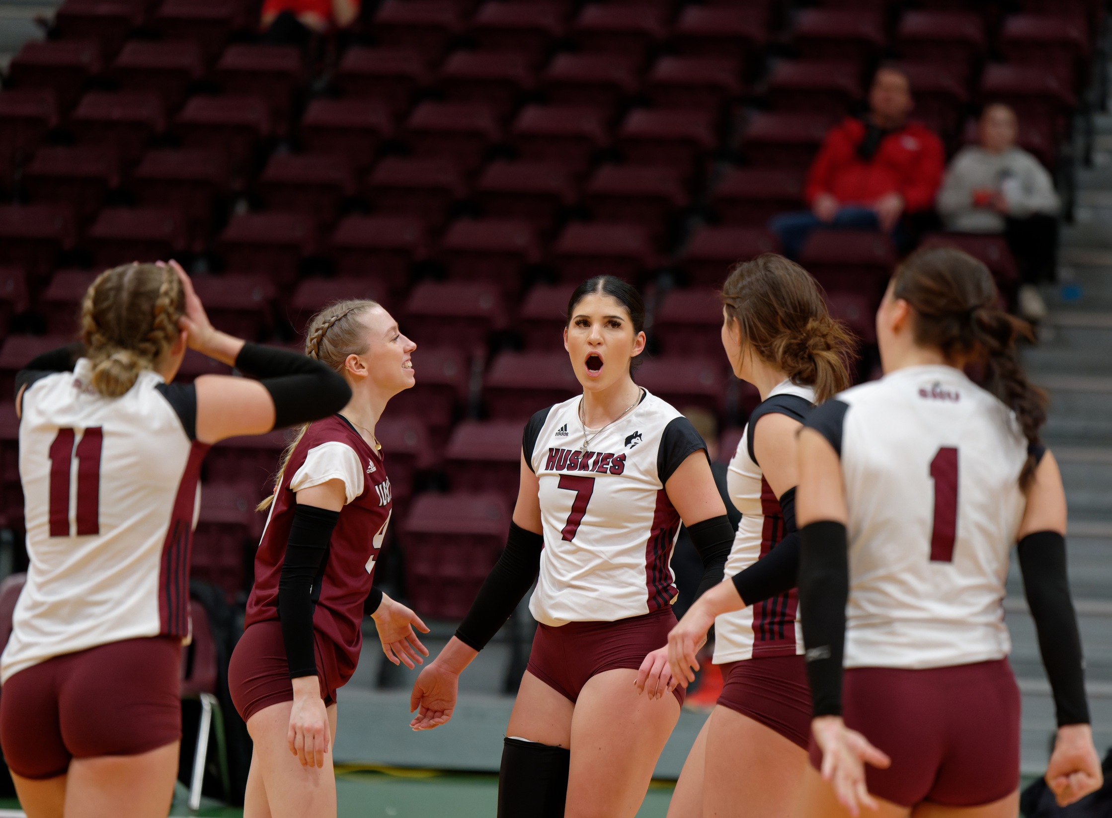 Huskies put together complete game, defeat REDS in straight sets