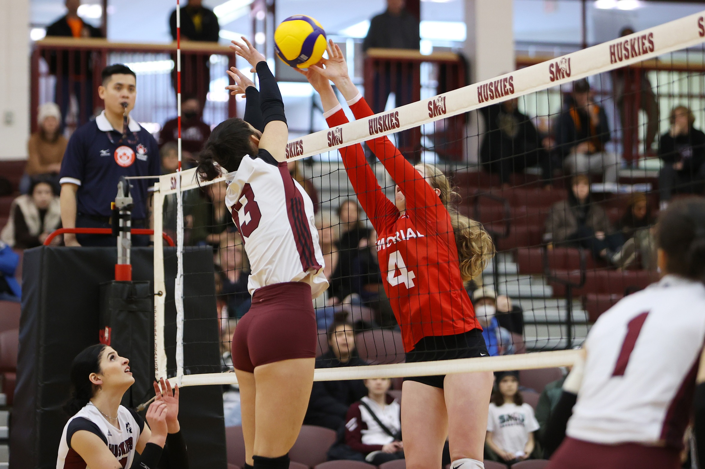 Huskies defeat Sea-Hawks in straight sets for seventh straight win