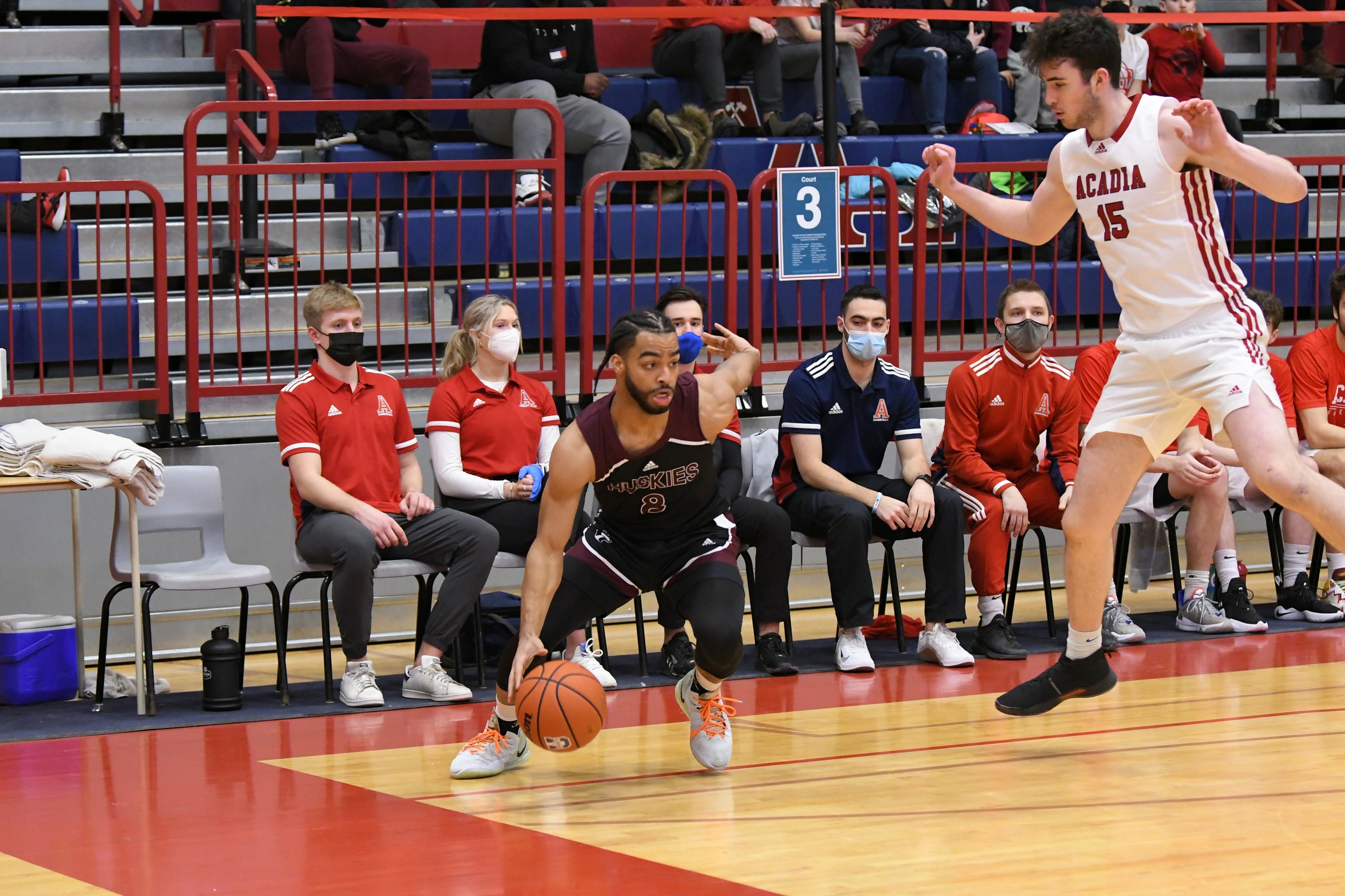 Saint Mary's Huskies guard Shae Linton-Brown scored 20 points to lead the Huskies to a 76-74 comeback win over the Acadia Axemen on Feb. 27, 2022.