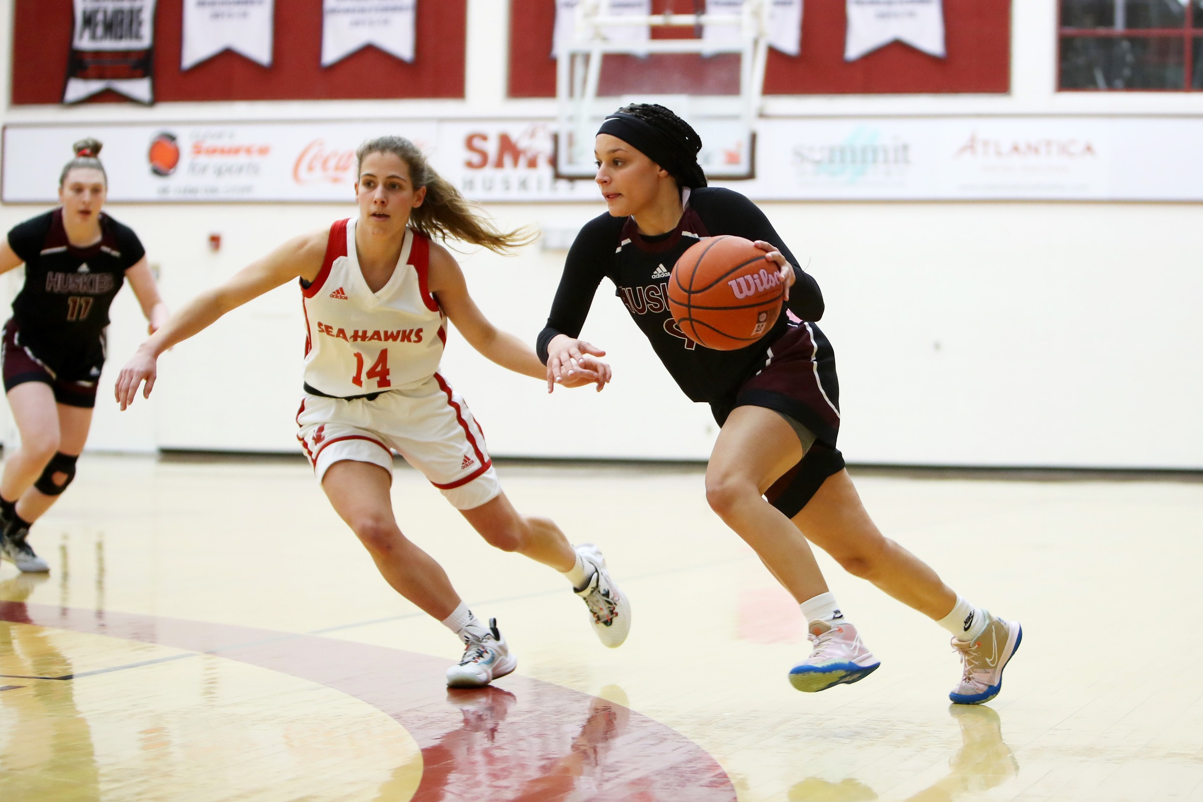 Huskies guard Alaina McMillan drives against the Memorial Sea-Hawks on March 6, 2022. McMillan scored a game-high 22 points and was named Subway Player of the Game. (Photo by Nick Pearce / SMU Huskies Athletics)