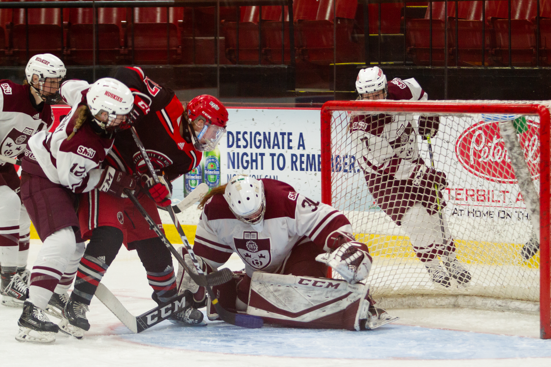 Huskies goaltender Dagny Hudspeth makes a save in the Huskies 3-0 loss to the UNB REDS on March 6, 2022 in Fredericton. (Photo by Jeff Crawford / UNB Athletics)