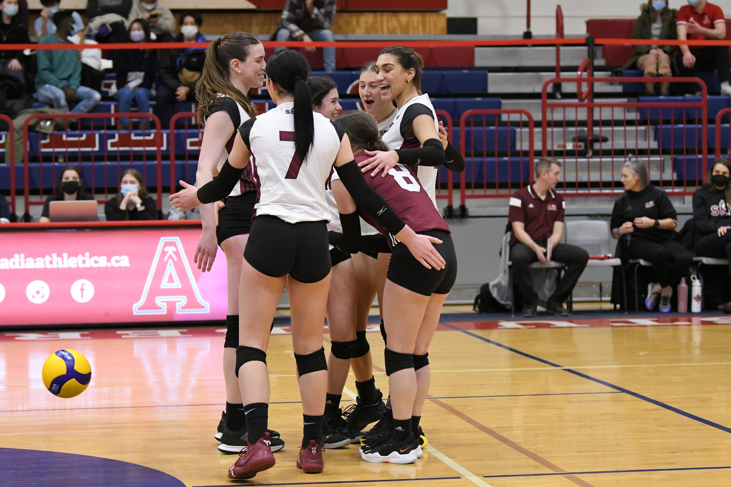The Acadia Axewomen volleyball team defeated the Saint Mary’s Huskies 3–2 (20–25 24–26 25–20 25–22 15–12) in a thrilling five-set match on Saturday, Feb. 26 in Wolfville, NS.
(Photo provided by Acadia Athletics)